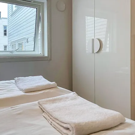 Central 2 Bedroom Near Sea Apartment *