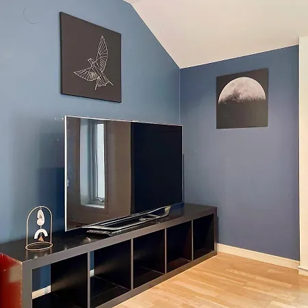 Central 2 Bedroom Near Sea Apartment